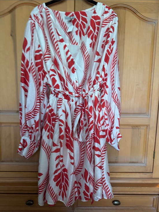 H&M Dresses & Skirts - H&M cream and red belted dress